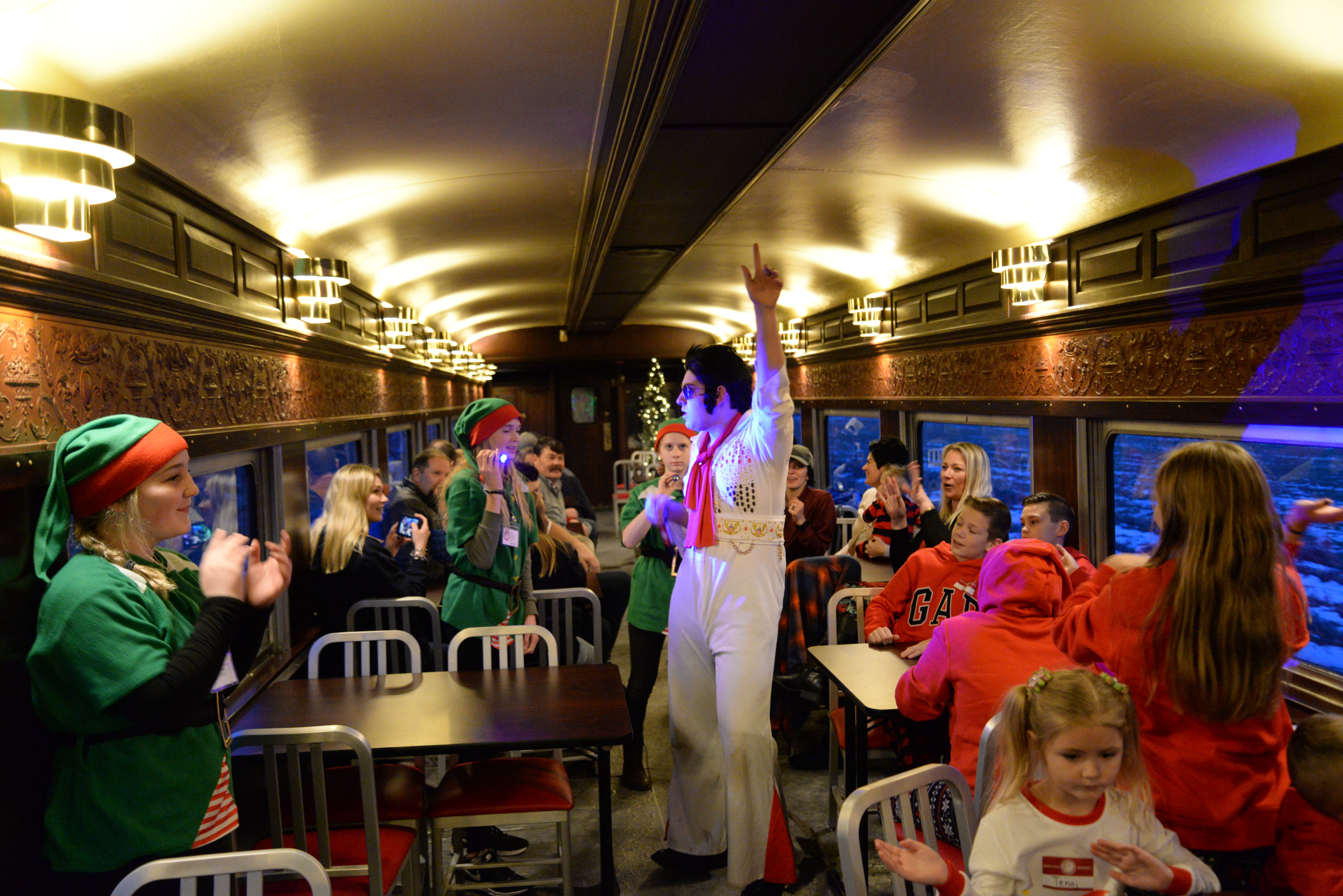 850 Table Lounge/Bar Car